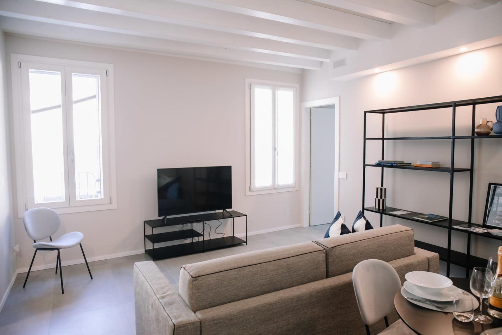 Elegant Beige Apartment - 5 Minutes From The Lake Como Eksteriør billede