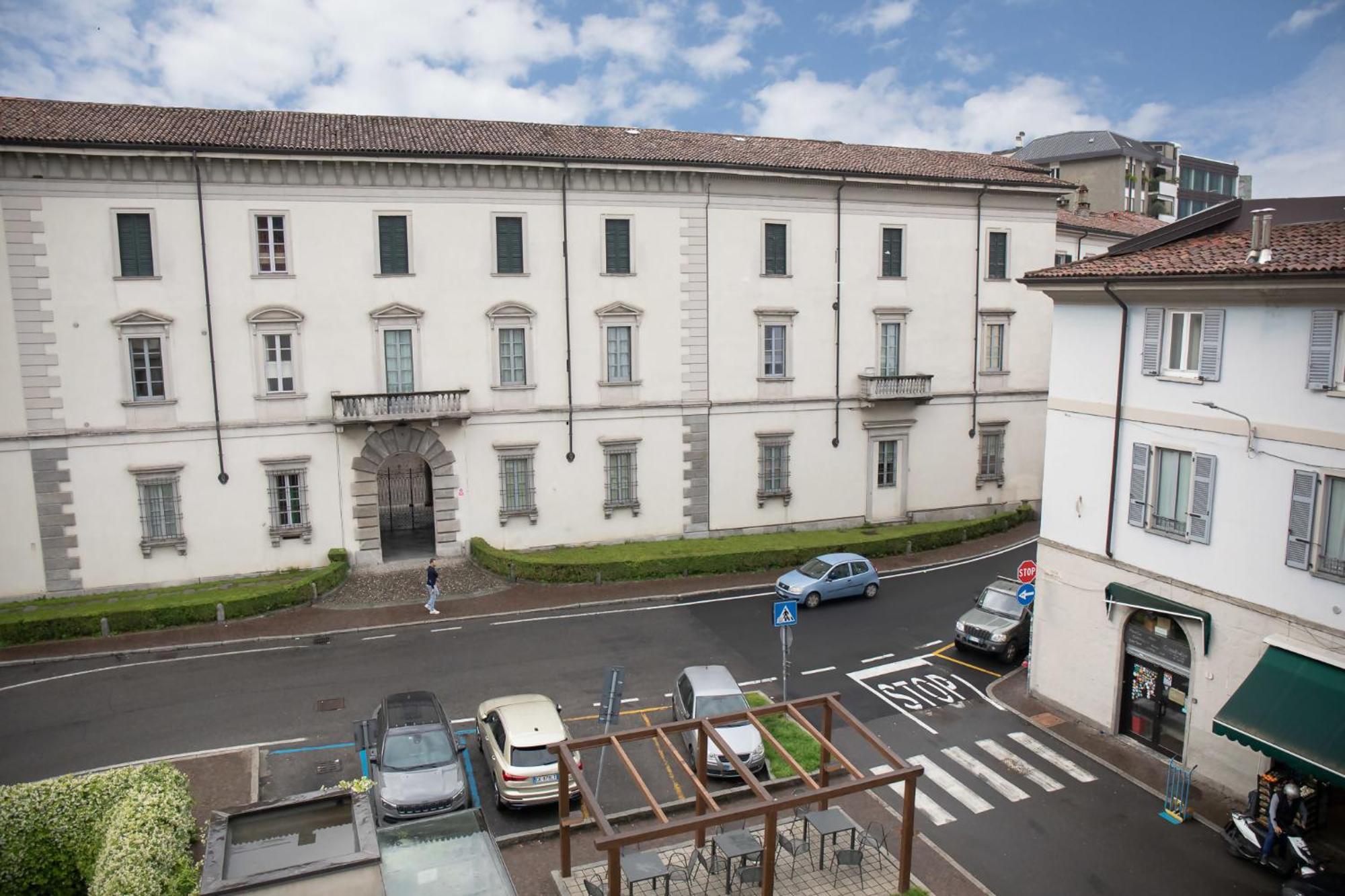 Elegant Beige Apartment - 5 Minutes From The Lake Como Eksteriør billede